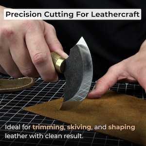 Ledermesser Rund. Rasiermesserscharfe Klinge. Halbmond Messer. Handgeschmiedet aus gehärtetem Carbon 52100 Stahl, ergonomischer Griff, mit Lederscheide Bild 2