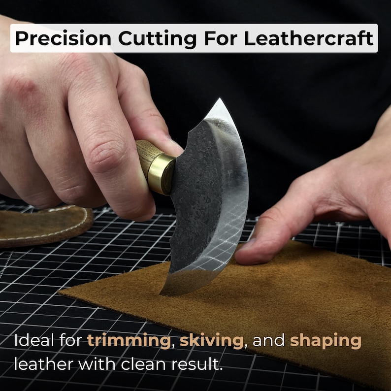 Ledermesser Rund. Rasiermesserscharfe Klinge. Halbmond Messer. Handgeschmiedet aus gehärtetem Carbon 52100 Stahl, ergonomischer Griff, mit Lederscheide Bild 2