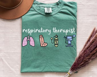 Puede incluir: Una camiseta verde azulada con el texto "respiratory therapist" y cuatro iconos: un par de pulmones, un inhalador, un tanque de oxígeno y un respirador. Los iconos están en una fila debajo del texto.