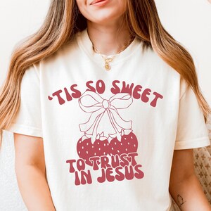 Comfort Colors Christian strawberry t shirt, tis so sweet to trust in jesus merch shirt, Jesus loves you crewneck, faith gifts for women