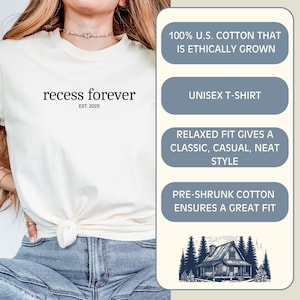 Op de afbeelding: Een wit unisex T-shirt met de tekst "recess forever est. 2025" gedrukt op de voorkant. Het shirt is gemaakt van 100% ethisch geteelde Amerikaanse katoen en heeft een ontspannen pasvorm voor een klassieke, casual en nette stijl. De katoen is voorgeshronken om een ​​goede pasvorm te garanderen.