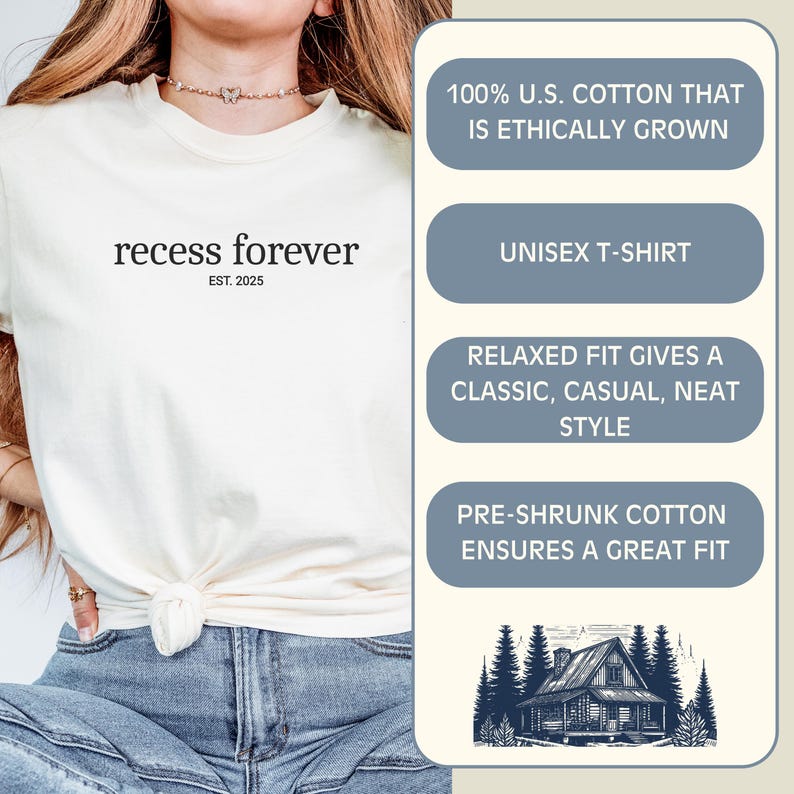 Op de afbeelding: Een wit unisex T-shirt met de tekst "recess forever est. 2025" gedrukt op de voorkant. Het shirt is gemaakt van 100% ethisch geteelde Amerikaanse katoen en heeft een ontspannen pasvorm voor een klassieke, casual en nette stijl. De katoen is voorgeshronken om een ​​goede pasvorm te garanderen.