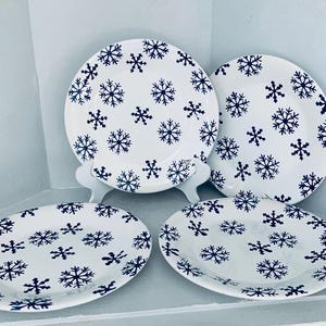 Vintage Hand-Painted Ceramic Plates: Snowflake Design, Set of 4, Made in Italy