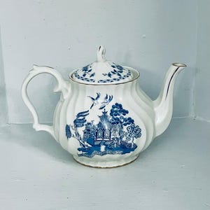 Lovely Vintage &quot; Willow Design&quot; Teapot Blue & White Design Tea ware  Robinson Design Group Made In Japan