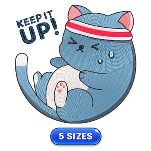 Könnte beinhalten: Blaue und weiße Comic-Katze mit einem roten Stirnband, auf dem der Text "KEEP IT UP!" gestickt ist.