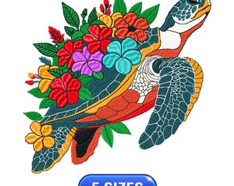 Puede incluir: Diseño bordado de tortuga marina con flores coloridas en rojo, naranja, morado y turquesa. La tortuga tiene un caparazón verde azulado y detalles en naranja. La imagen incluye el texto "5 SIZES" en un óvalo azul.