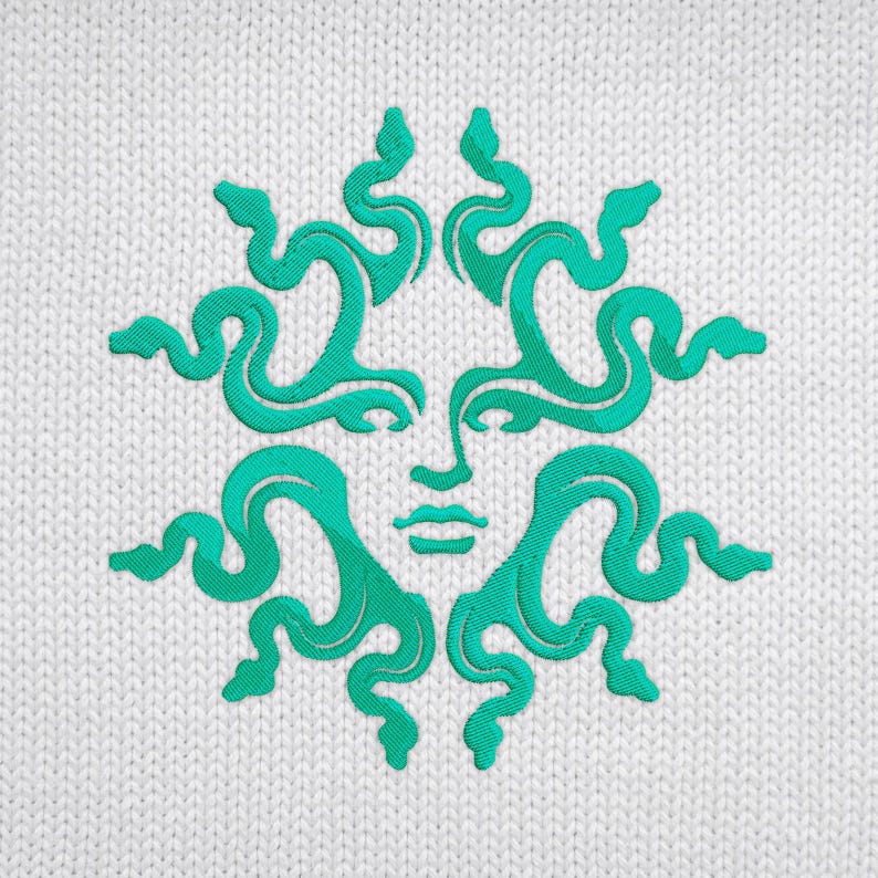 Pu&ograve; includere: Un disegno ricamato turchese di un volto con capelli a forma di serpente su uno sfondo bianco a maglia. Il volto ha un'espressione serena e i serpenti formano un motivo circolare. Il disegno &egrave; centrato sul tessuto.