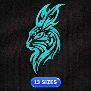 Könnte beinhalten: Ein türkisfarbenes Stammeskaninchen-Design auf schwarzem Hintergrund. Das Kaninchen ist im Profil dargestellt, mit komplizierten Mustern in seiner Silhouette. Eine blaue Schaltfläche unten zeigt "13 GRÖSSEN".