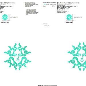 Pu&ograve; includere: Un disegno di ricamo digitale con una testa di Medusa stilizzata con serpenti e lineamenti del viso turchesi. Il disegno misura circa 195,2 x 194,9 mm. L'immagine include dettagli del disegno e informazioni sul file.