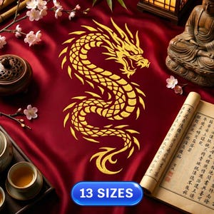 Puede incluir: Un diseño de dragón dorado bordado sobre una tela rojo oscuro. El dragón está intrincadamente detallado, con un cuerpo curvado y una expresión feroz. La imagen incluye un botón azul con el texto "13 SIZES".