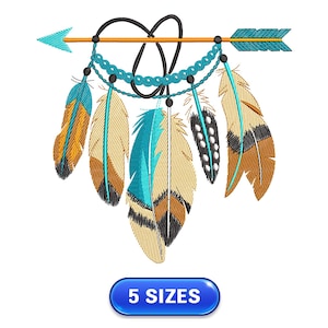 Puede incluir: Un diseño de bordado que presenta una flecha turquesa con plumas en tonos marrones, beige y turquesa. El diseño incluye el texto "5 SIZES".
