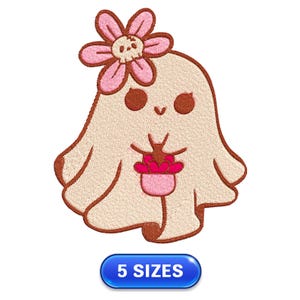 Pode incluir: Etiqueta bordada de um fantasma fofo usando uma flor rosa com uma caveira no centro. O fantasma está segurando um balde rosa com corações vermelhos. A etiqueta está disponível em 5 tamanhos.