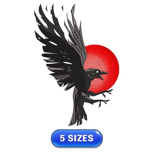 Może przedstawiać: Czarny kruk z rozpostartymi skrzydłami, lecący przed czerwonym słońcem. Kruk jest zwrócony w prawo i ma ostry dziób. Słońce jest pełnym czerwonym kołem.