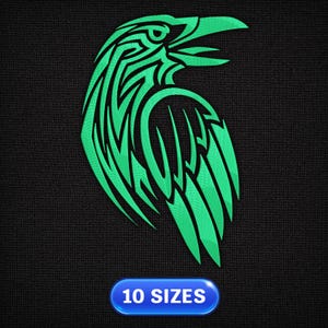 Könnte beinhalten: Grünes Tribal-Rabe-Design auf schwarzem Hintergrund. Der Rabe ist mit einem detaillierten Muster aus Linien und Formen stilisiert. Das Bild enthält den Text "10 SIZES".