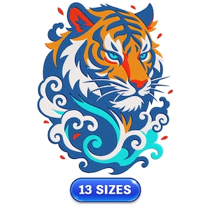 Puede incluir: Diseño bordado de cabeza de tigre en naranja, azul y blanco. El tigre tiene ojos azules y nariz roja. El diseño incluye patrones de olas en azul y turquesa. El texto "13 SIZES" está en un óvalo azul.
