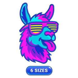Op de afbeelding: Een kleurrijke lama-illustratie met een zonnebril en een uitgestoken tong. De lama is in tinten blauw, roze en geel, met een blauwe omtrek. De afbeelding bevat de tekst "6 SIZES" in een blauwe ovaal.