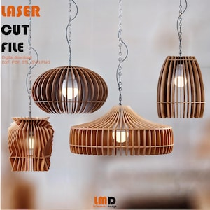 Puede incluir: Tres lámparas colgantes de madera con diseños geométricos. Las lámparas cuelgan de cadenas y tienen bombillas en su interior. Las lámparas están hechas de finas tiras de madera dispuestas en un patrón de celosía. Las lámparas son todas de diferentes formas y tamaños. El texto "LASER CUT FILE" está en la esquina superior izquierda de la imagen. El texto "Descarga digital" está debajo del texto "LASER CUT FILE". El texto "DXF, PDF, STL, SVG, PNG" está debajo del texto "Descarga digital".