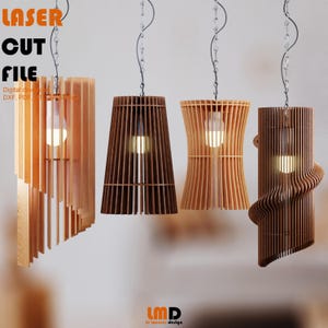 Puede incluir: Tres lámparas colgantes de madera con diferentes diseños geométricos. Las lámparas están hechas de finas tiras de madera y tienen un acabado de madera natural. Las lámparas cuelgan de cadenas y tienen bombillas en su interior.