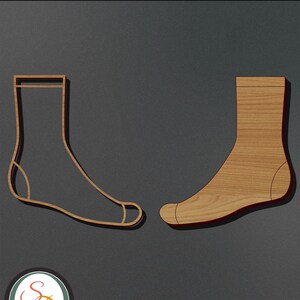 Puede incluir: Dos recortes de calcetines de madera marrón. Los calcetines están en un estilo de contorno simple. Los calcetines están orientados en direcciones opuestas.
