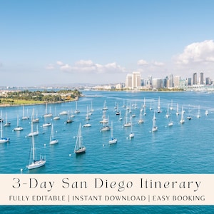 Może przedstawiać: Widok na zatokę San Diego z licznymi żaglówkami na wodzie pod błękitnym niebem. W oddali widoczna panorama miasta. Obraz zawiera tekst "3-Day San Diego Itinerary".