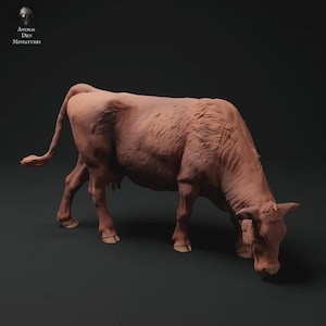 Peut inclure: Miniature de vache brun-rougeâtre détaillée, broutant la tête baissée. La sculpture présente une surface texturée et des détails réalistes. Le logo Animal Den Miniatures est dans le coin supérieur gauche.