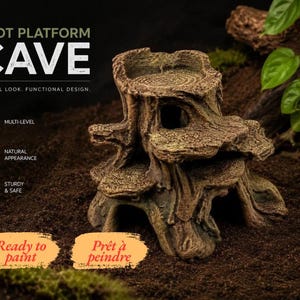 Può includere: Una grotta a piattaforma di radici a più livelli con un aspetto strutturato e marrone simile a un ceppo d'albero. La struttura presenta aperture cave e una superficie superiore piatta. Il testo recita: ROOT PLATFORM CAVE, NATURAL LOOK, FUNCTIONAL DESIGN, MULTI-LEVEL, NATURAL APPEARANCE, STURDY & SAFE, Ready to paint, Prêt à peindre.