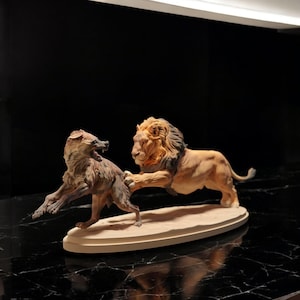 Realistic Lion Chasing Hyena Figurine, 3D Resin 1/24 Scale, Ready to Paint - Unique Gift and Handcrafted Decoration