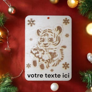 Carte de Noël en bois pour enfants – Décoration festive personnalisable – Tigre mignon gravé 6.5x9 cm – Cadeau de Noël unique et artisanal