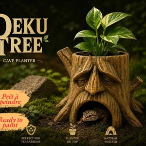 Peut inclure: Un pot de fleurs en forme de souche d'arbre avec un visage sculpté et une ouverture en forme de grotte à la base. Le texte indique DEKU TREE CAVE PLANTER, Prêt à peindre, Ready to paint, PERFECT FOR TERRARIUMS, PLANTER ON TOP, et NATURAL SHELTER.
