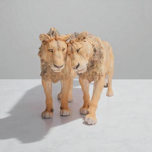 Realistic resin figurine of two subadult lions, 1/24 scale, for collection or animal diorama decoration