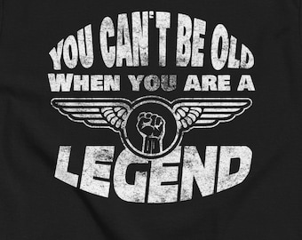 Camiseta clásica con el lema "No puedes ser viejo cuando eres una leyenda", ideal para regalar en el cumpleaños de papá, abuelo o bisabuelo.
