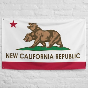Puede incluir: Una bandera blanca con una franja roja en la parte inferior y una estrella roja en la esquina superior izquierda. La bandera presenta dos osos marrones sobre hierba verde, con el texto "NEW CALIFORNIA REPUBLIC" debajo.