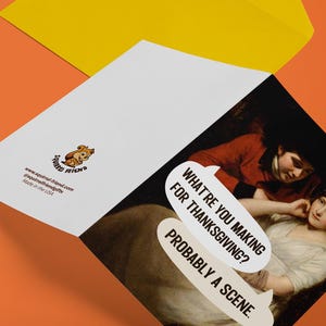 Puede incluir: Una tarjeta de felicitaci&oacute;n plegada con una pintura cl&aacute;sica de dos personas con globos de texto que dicen: WHAT'RE YOU MAKING FOR THANKSGIVING? PROBABLY A SCENE. El reverso muestra un logo de ardilla y el texto SQUIRREL FRIEND.