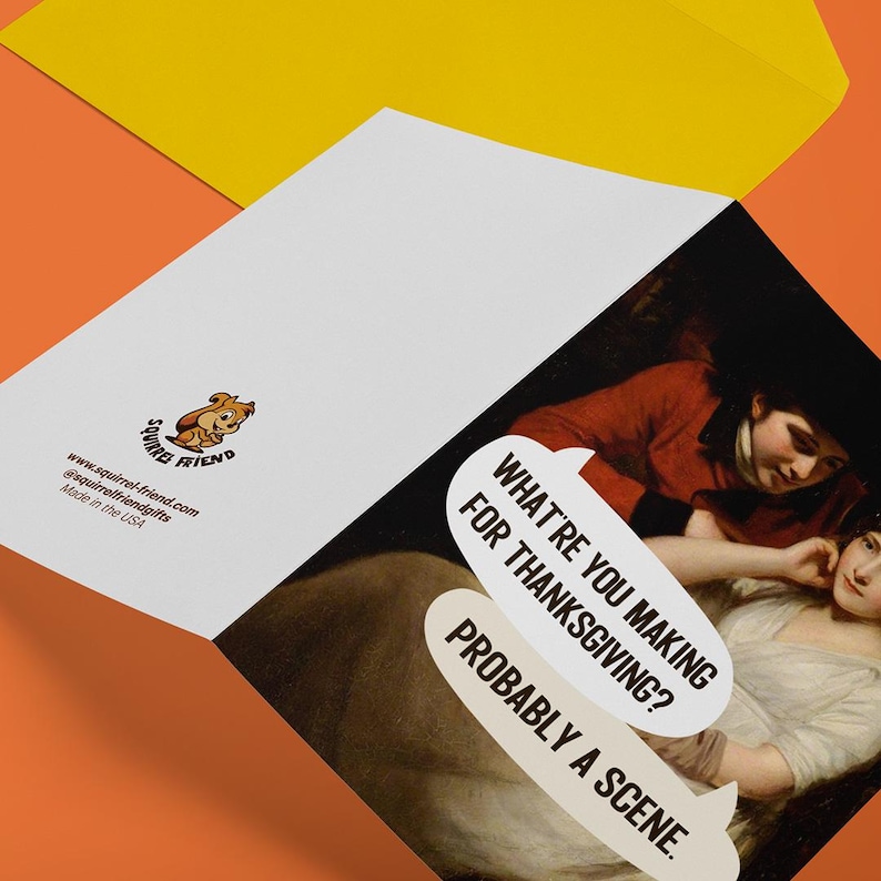Puede incluir: Una tarjeta de felicitaci&oacute;n plegada con una pintura cl&aacute;sica de dos personas con globos de texto que dicen: WHAT'RE YOU MAKING FOR THANKSGIVING? PROBABLY A SCENE. El reverso muestra un logo de ardilla y el texto SQUIRREL FRIEND.