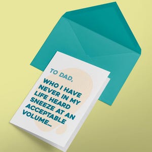 以下が含まれることがあります： 青と白のデザインの白いカード。カードには「To Dad, Who I have never in my life heard sneeze at an acceptable volume... 」と書かれています。