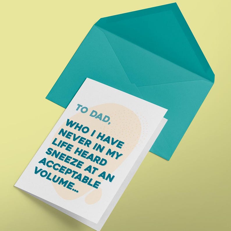 以下が含まれることがあります： 青と白のデザインの白いカード。カードには「To Dad, Who I have never in my life heard sneeze at an acceptable volume... 」と書かれています。