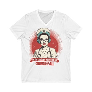 Puede incluir: Camiseta blanca con cuello en V con una ilustración de estilo retro de una enfermera con gafas y auriculares, con un estetoscopio. El texto dice "I'm the coolest nurse of all". El diseño está sobre un fondo circular rojo.
