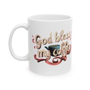 Puede incluir: Taza de café de cerámica blanca con el texto "God bless my coffee" en una fuente caprichosa y colorida. También presenta un gráfico de taza de café azul. La taza tiene un asa curva y es adecuada para bebidas calientes.