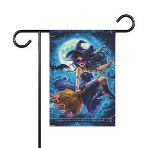 Puede incluir: Una bandera de jardín rectangular colgada en un soporte de metal negro, con una ilustración gráfica de una bruja con cabello oscuro, sombrero morado y gafas de sol rosas montada en una escoba frente a una luna llena y nubes azules.