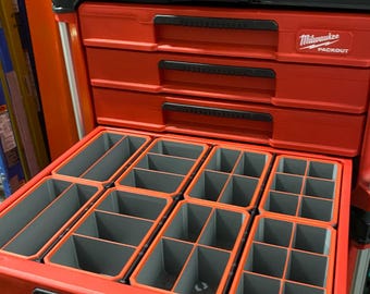 Könnte beinhalten: Roter Milwaukee Packout Rollwagen mit mehreren Schubladen. Die oberste Schublade ist geöffnet und hat einen grauen Organizer-Einsatz mit mehreren Fächern.