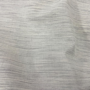 Peut inclure: Gros plan sur un tissu blanc avec un motif rayé horizontal subtil. Le tissu a une surface légèrement texturée.