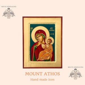 Può includere: Icona dipinta a mano della Vergine Maria e del bambino Gesù su una cornice in legno. L'icona è dipinta in uno stile tradizionale con accenti dorati. La Vergine Maria è raffigurata con una veste blu e un mantello rosso, mentre il bambino Gesù indossa una veste gialla. L'icona è intitolata "Monte Athos" ed è descritta come un "Icona fatta a mano".