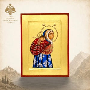 Puede incluir: Un icono religioso rectangular con fondo de pan de oro que muestra una figura cargando a un niño en la espalda. El niño viste una prenda roja con patrones, mientras que el adulto lleva una falda azul con detalles florales en color blanco.