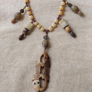 Collier double crocodile, collier de perles, os sculpté à la main, perles de jade, aspect ancien