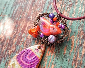 Colar ninho de pássaro feito com arame, pintado à mão, cores vibrantes