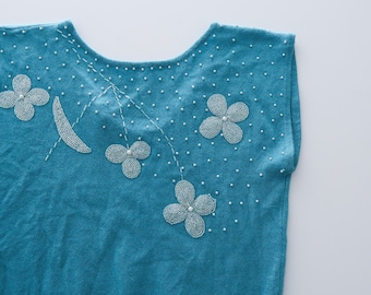 Suéter de manga corta fuzzy turquesa con cuentas sz. Pequeño