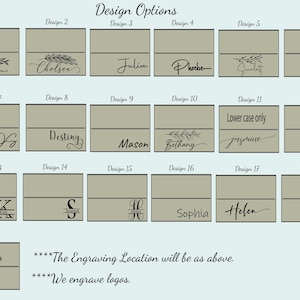 K&ouml;nnte beinhalten: Ein Diagramm mit 18 verschiedenen Designoptionen f&uuml;r personalisierte gravierte Holzkisten. Die Designs umfassen verschiedene Schriftarten, Stile und Layouts, mit Optionen f&uuml;r Namen, Initialen und nur Kleinbuchstaben. Der Text "Die Gravurposition wird wie oben sein." und "Wir gravieren Logos." ist ebenfalls enthalten.