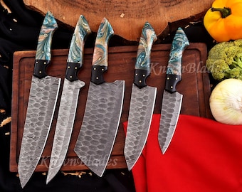 Conjunto de facas de chef em aço damasco, cabo de resina, bainha de couro.