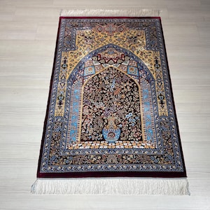 Luxury Silk Prayer Rug, Traditional Floral Vase Design, Elegant Arch Pattern Decor