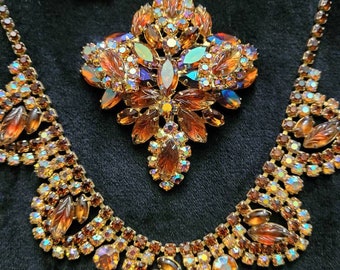 Vintage parure, topaz colored aurora borealis crystal rhinestone goldtone necklace, pin and earring set. Possibly DeLizza and Elster